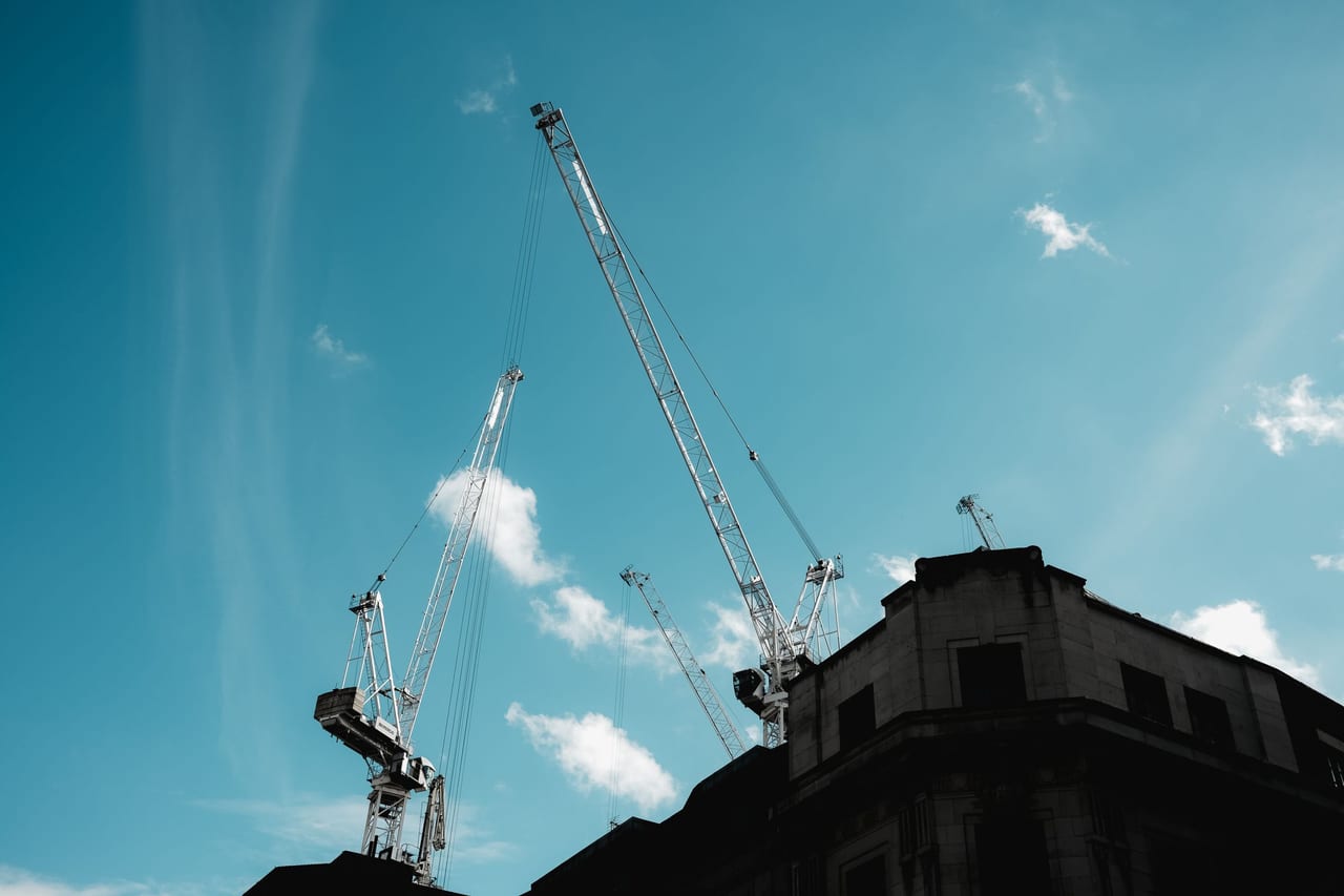 Grues torre retallades contra el cel en una obra