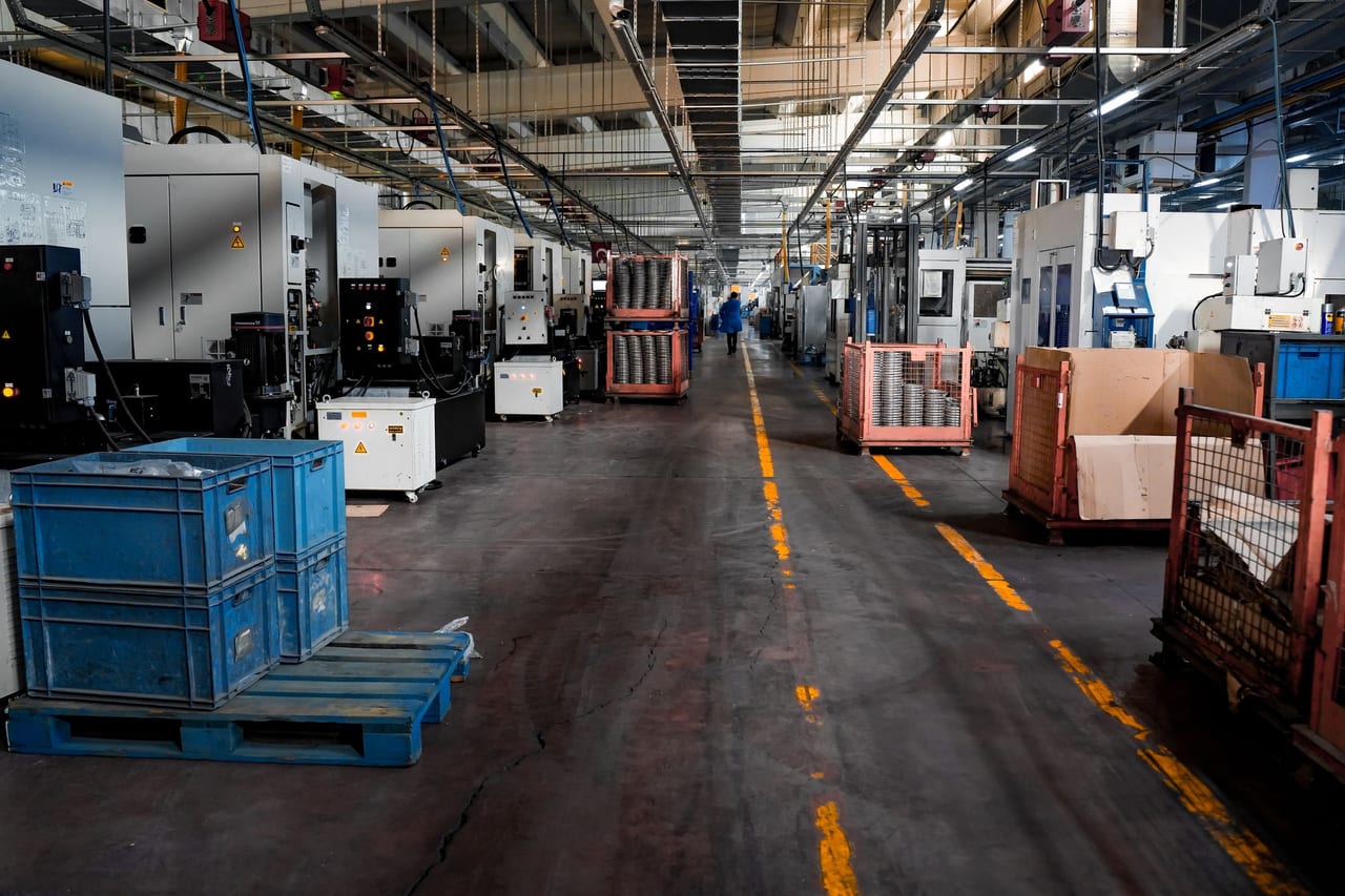 Nau industrial amb maquinària de producció
